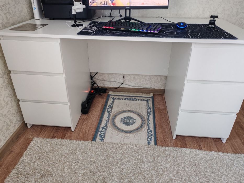 Стол с тумбочкой