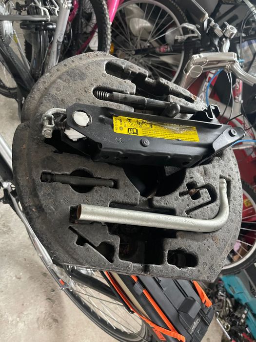 Set cric +organizator original Vw Golf , Touran , Sharan etc