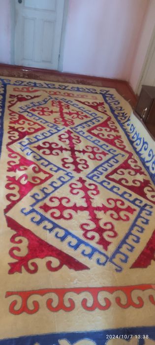 Әр оюы қолмен тігілген.