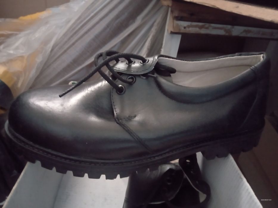 Продавам нови  обувки кубинки и половинки