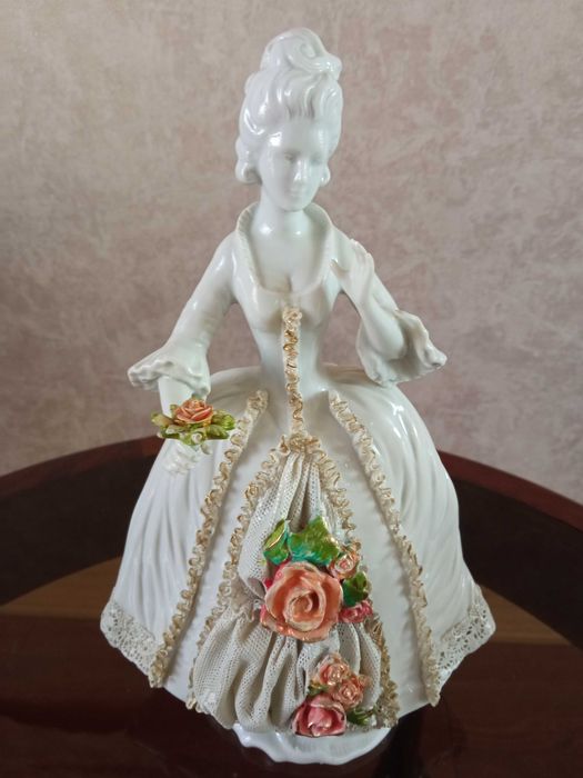 Немецкая статуэтка дама с цветком