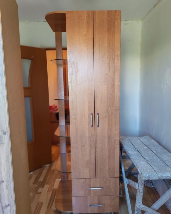 Продаю шкаф со стеклянным полками