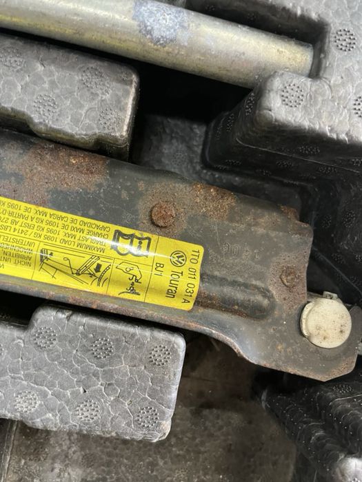 Резервен комплект крик стиропор ключ пяна кука Vw Touran T1 Тоуран