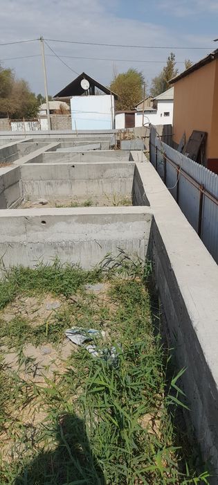 Uchastka, 7,5 sotix sotiladi, 3-4 xonali domga almashiladi kelishiladi