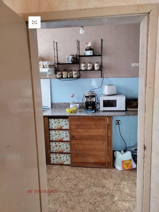 Просторен Жилищен Етаж От Къща С Двор И Гараж Топ Локация До