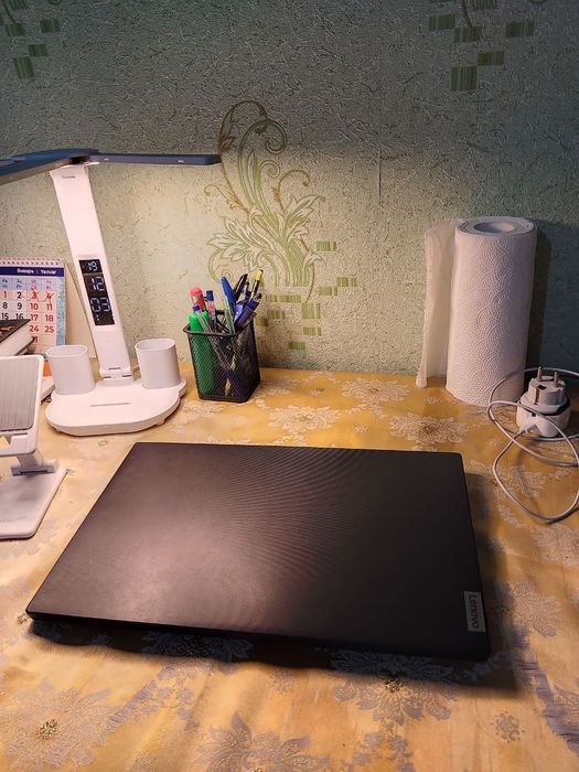 Noutbuk Lenovo V15 G4 AMN srochna sotiladi