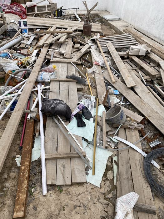 Опалубки,кирпич,бачок,железо,трубы,рейка,стропила,поддон,профнастил