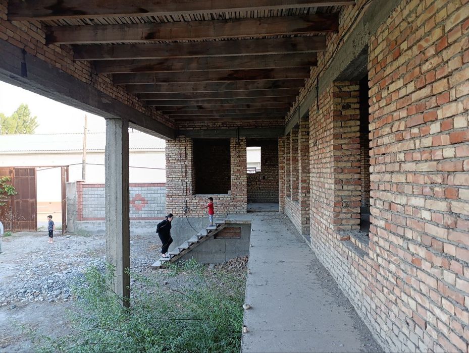 Hovli uchaska sotiladi