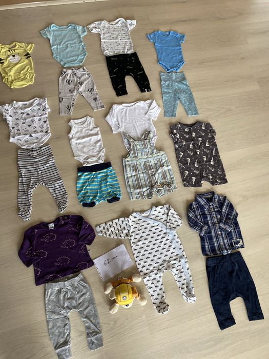 Vand lot haine baieti(2-4 luni) frumoase.