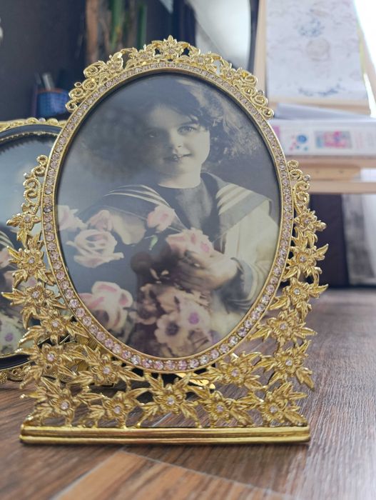 Продаётся фоторамка металлическая.