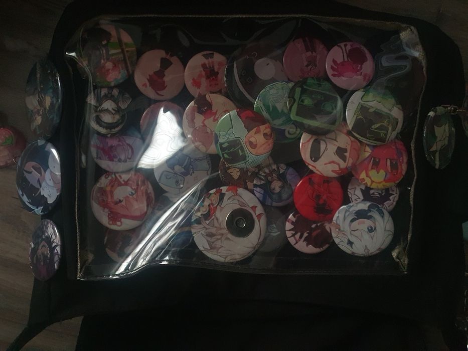 Продаю сумку (с значками)