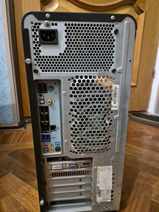 Оффисный компьютр вместе с монитором