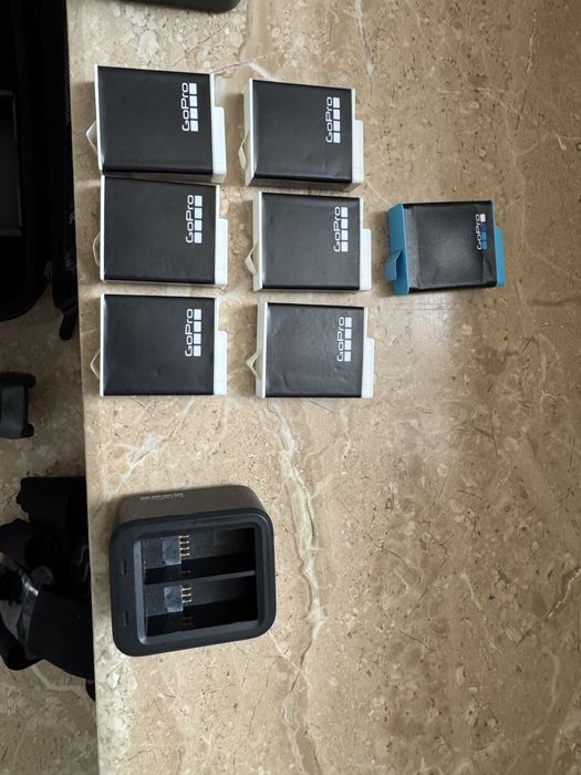 Vand pachet GO Pro 11 Black - 7 baterii IMPECABIL