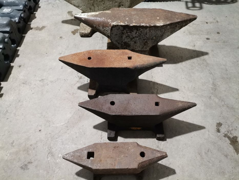 Малка средна голяма наковалня