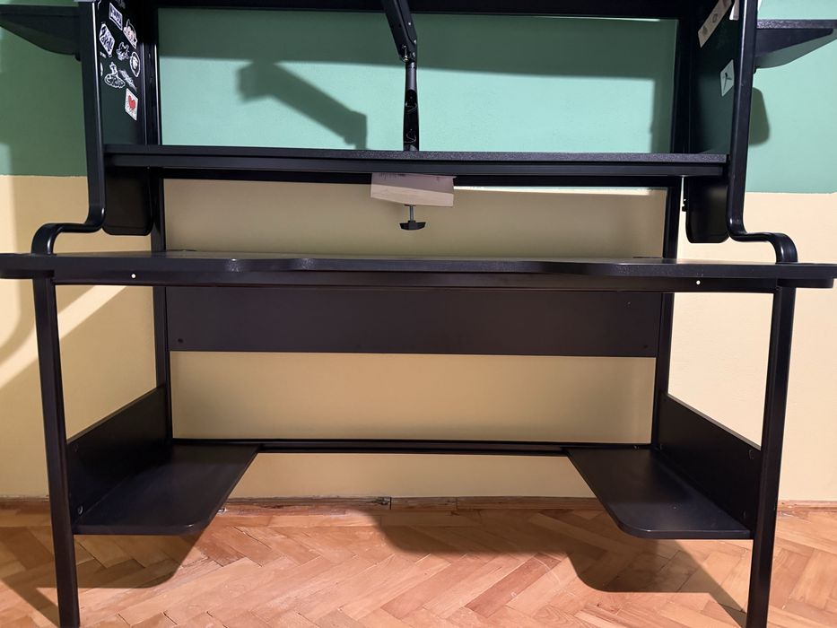 Birou gaming Fredde ikea folosit 10 luni Brasov(fara monitor stand si stickere, nu acopar livrarea)