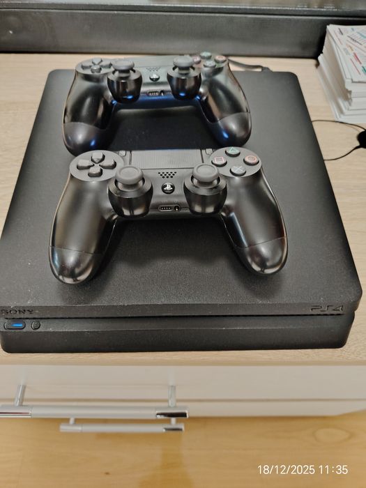 Vând consola Play station 4