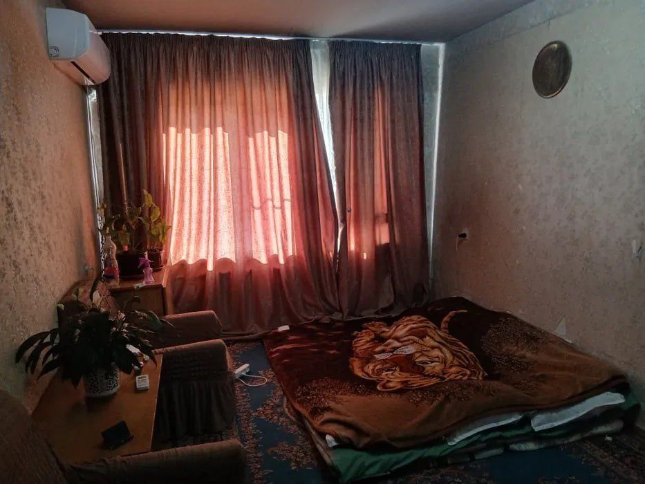 1/4/4. Сергели 2. Квартира 35 м², дом - бывшее общежитие. Метро -400 м