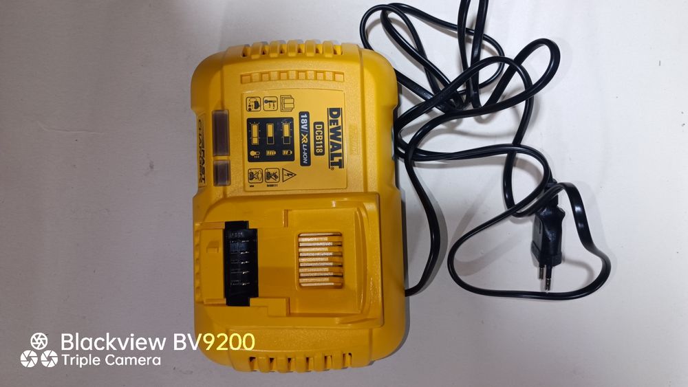 Зарядка девольт DeWalt
