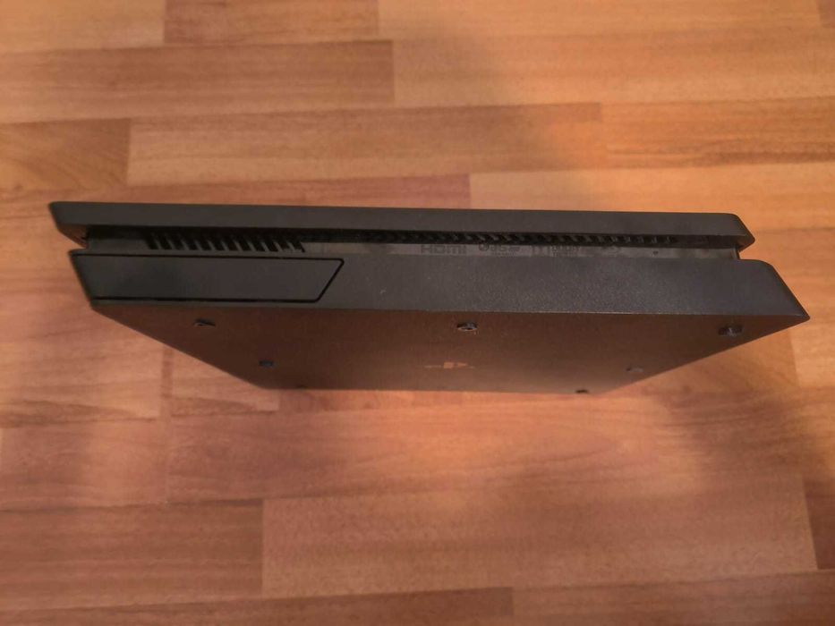 Consolă PlayStation 4 (PS4) 1TB + 2 Controllere + 2 Jocuri – Stare buna!