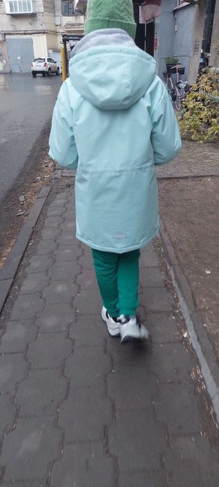 Утеплённая куртка на девочку 10 лет