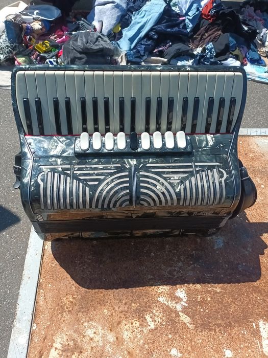 Vând acordeon italian