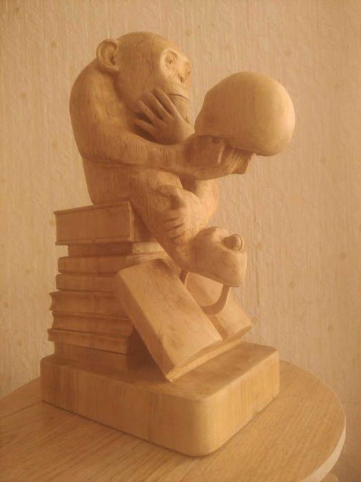 Статуэтка Обезьяна Дарвина из абрикосового дерева.