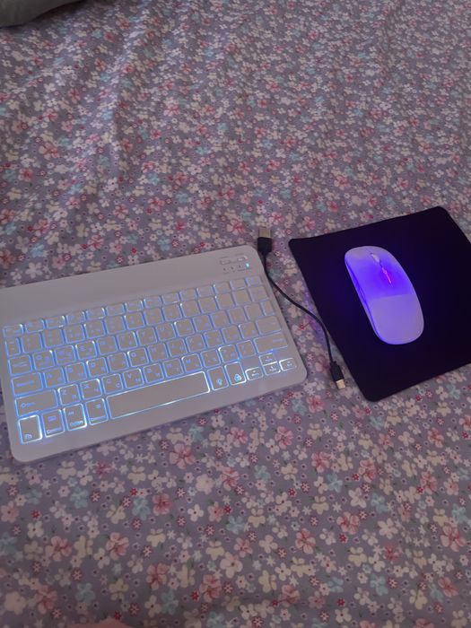 Продам клавиатуру с мышкой