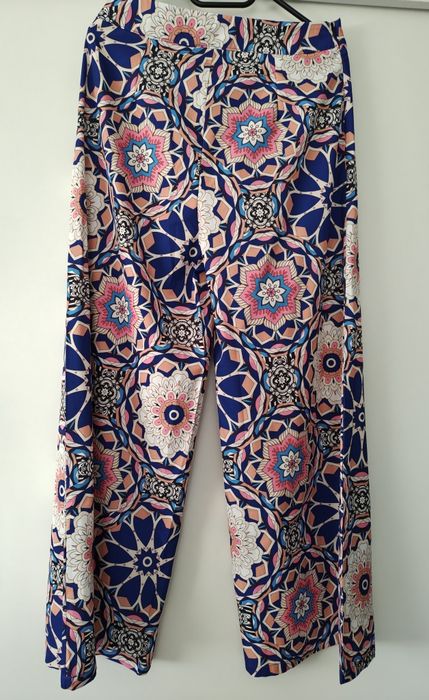 Pantaloni vaporoși largi cu talie înaltă