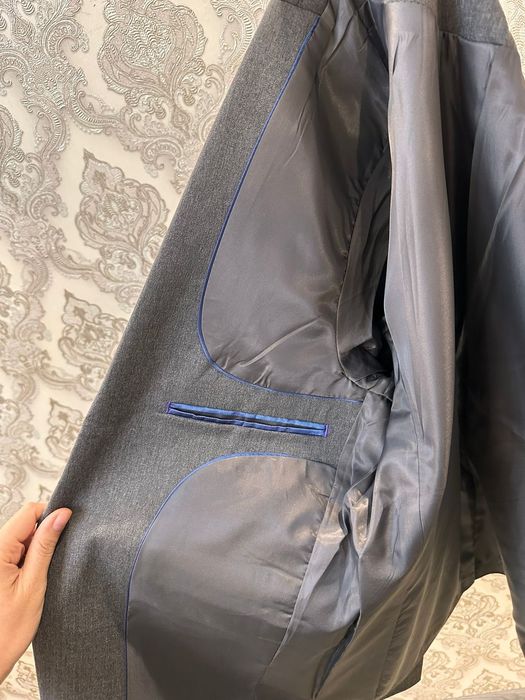 Продаю костюм новый