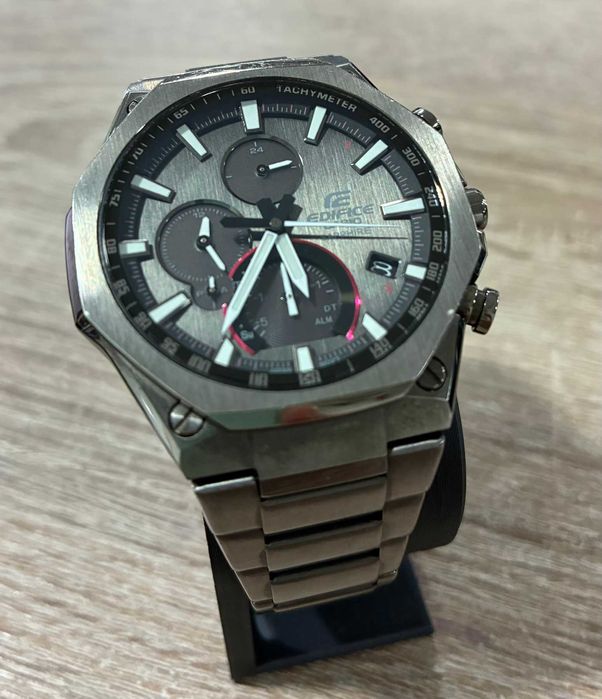 Часовник Casio edifice EQB-1100