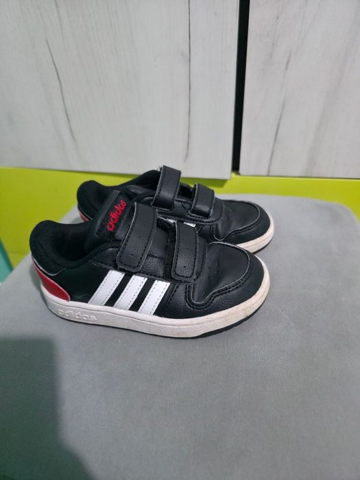детски спортни обувки са модел adidas HOOPS 2.0 CMF C.   Номер 25 1/2