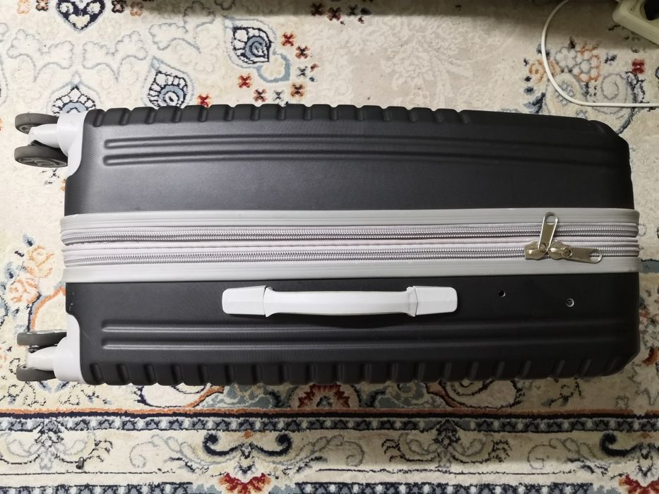 Продам новый чемодан