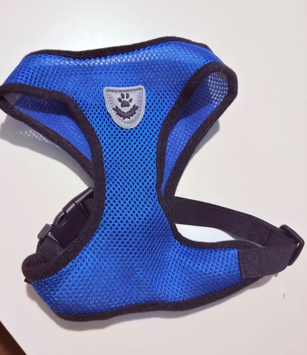 Продавам нагръдник за малко куче или голяма котка.