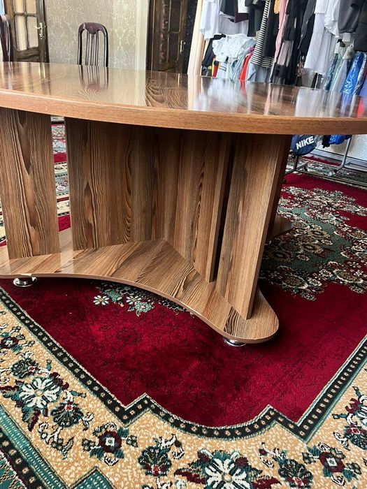 Стол круглый для гостиной