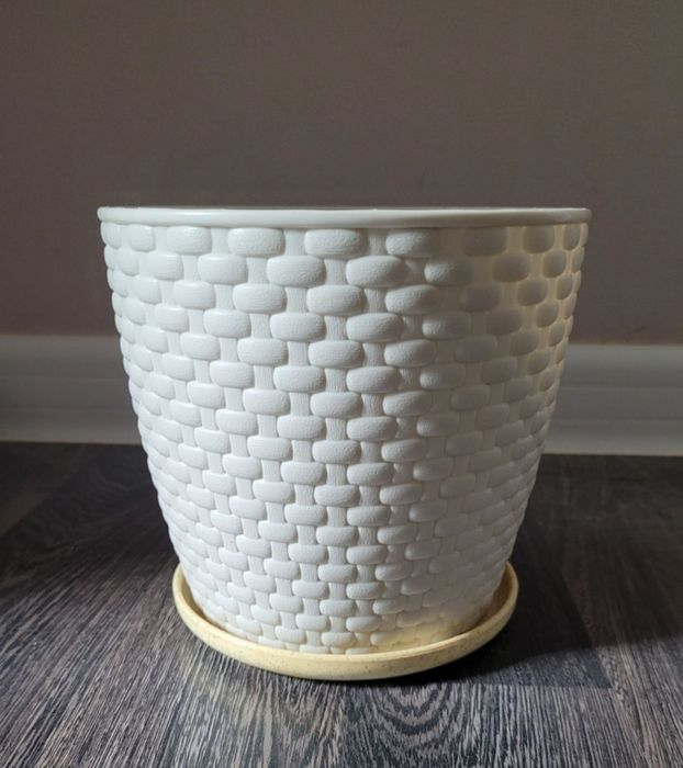 Продам комнатные горшки белые