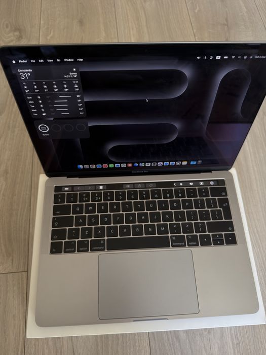 Macbook Pro 13inch, 8gb ram, 512gb, TouchBar