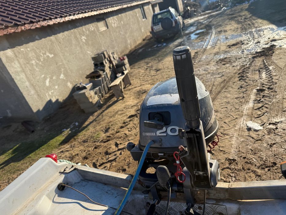 Barcă roca 4m cu greutate de 320 kg +motor yamaha   20cp și peridoc