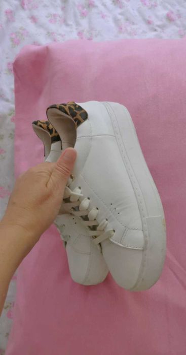 Бели кецове - Kurt Geiger