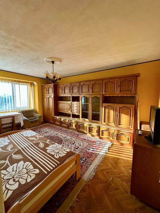 Închiriez apartament cu 4 camere