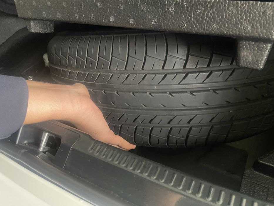 Yokohama Decibel 2017 года для запаски, стояла на запаске, 215/55/17.