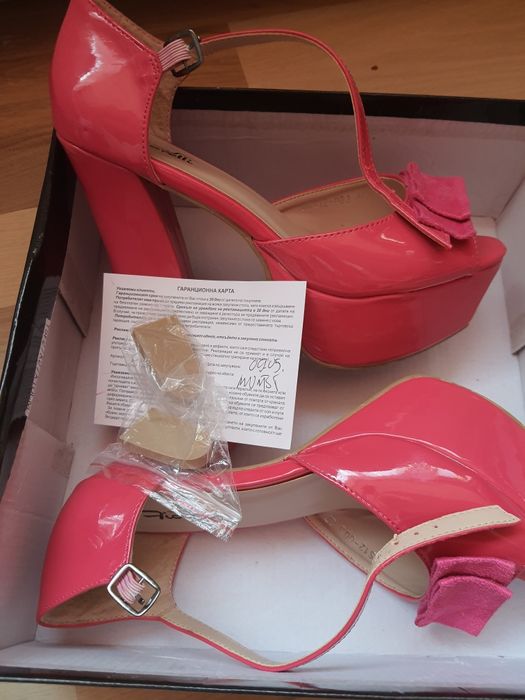 Нови Сандали с висок и удобен ток