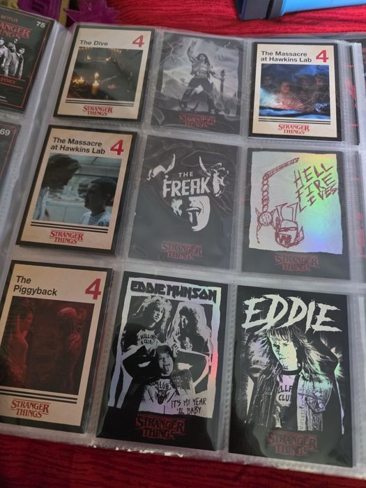 Stranger Things Panini album + 131 Cartonase