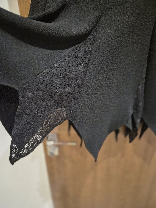 Черна пола с дантела