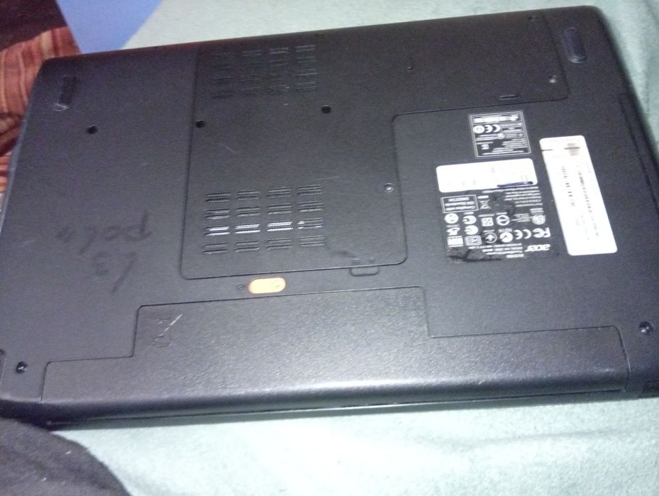Vând leptop Acer  nu este zgâriat este unpic murdar