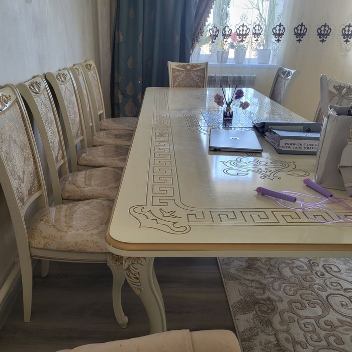 Стол для гостиной