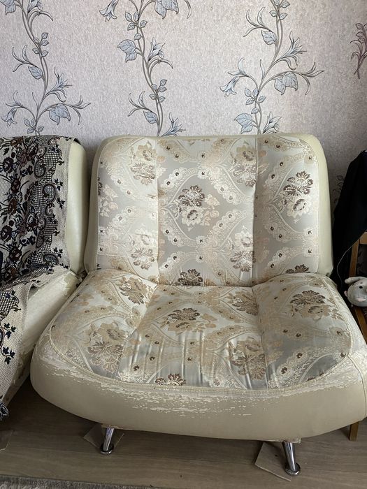 Диван белый с узорами