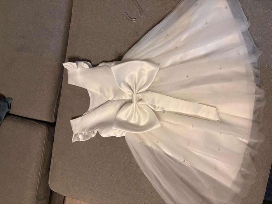 Платье белое на девочку 5-6лет