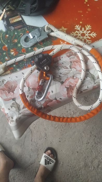 Vând ham si accesorii alpinism