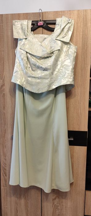 Vind rochii de ocazie!