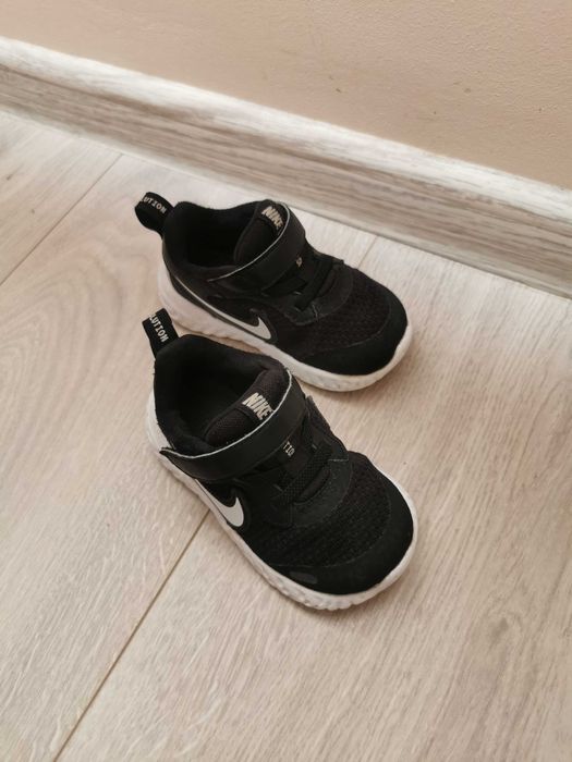 Маратонки nike revolution 5